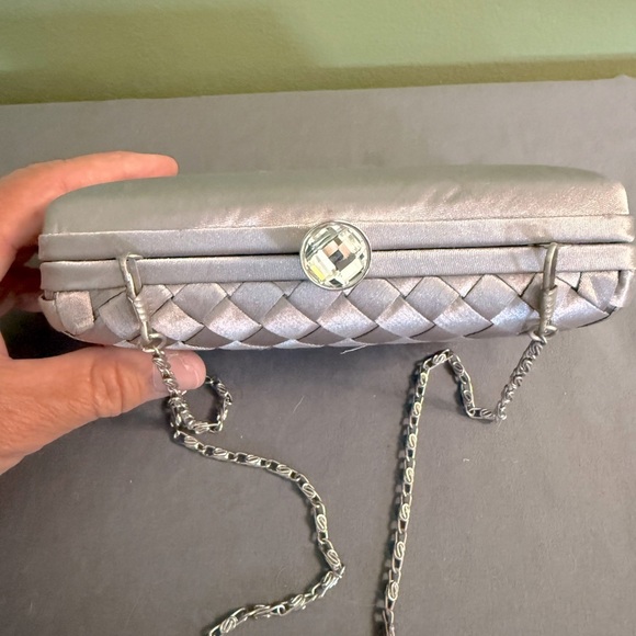 Ci Mi Handbags - Elegant Silver Satin Woven Convertible Clutch/Shoulder Bag W/ Green Jewel Clasp